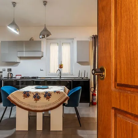 Guesthost - Garbatella Comfy アパート ローマ