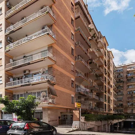 Guesthost - Garbatella Comfy アパート ローマ